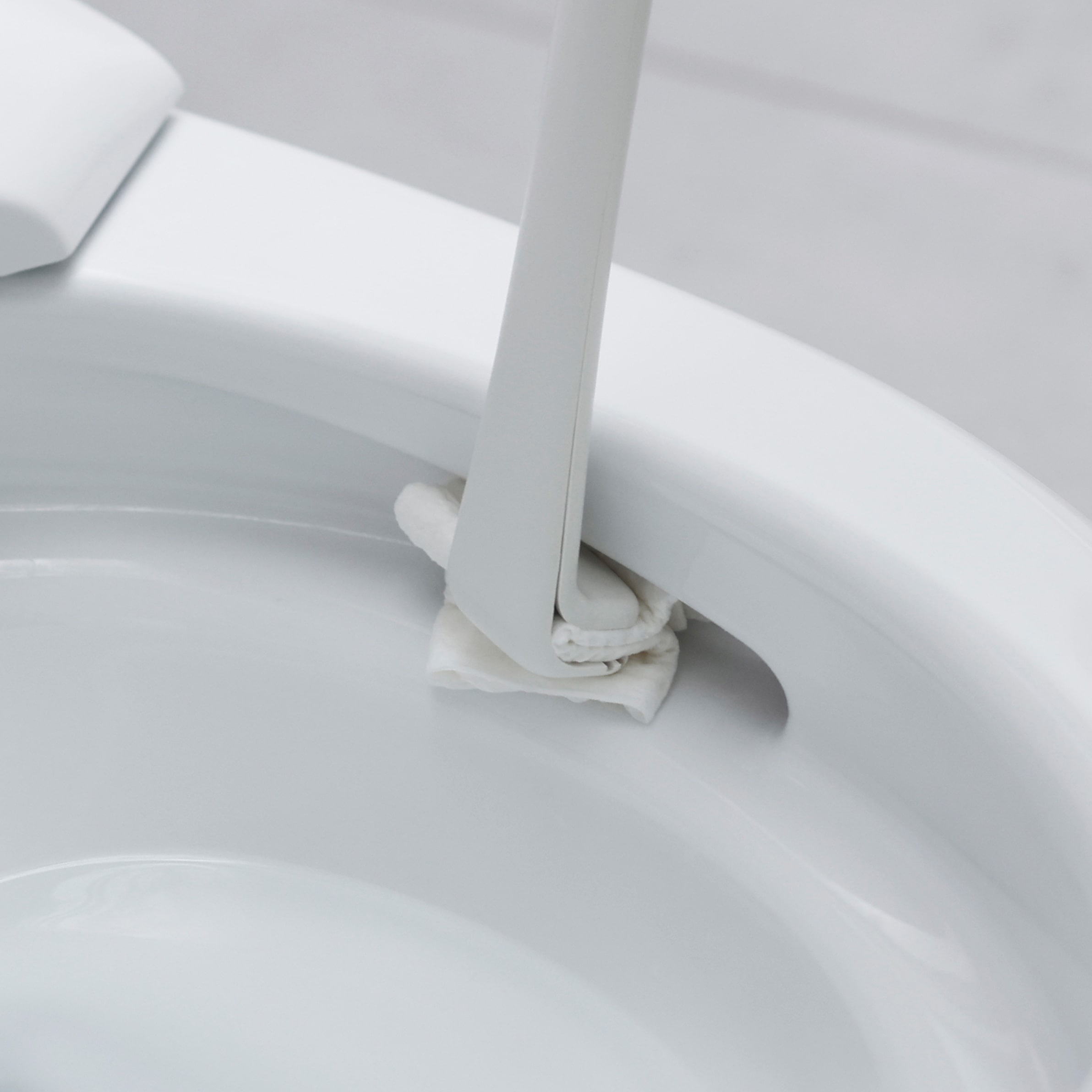 シートを挟むトイレクリーナー