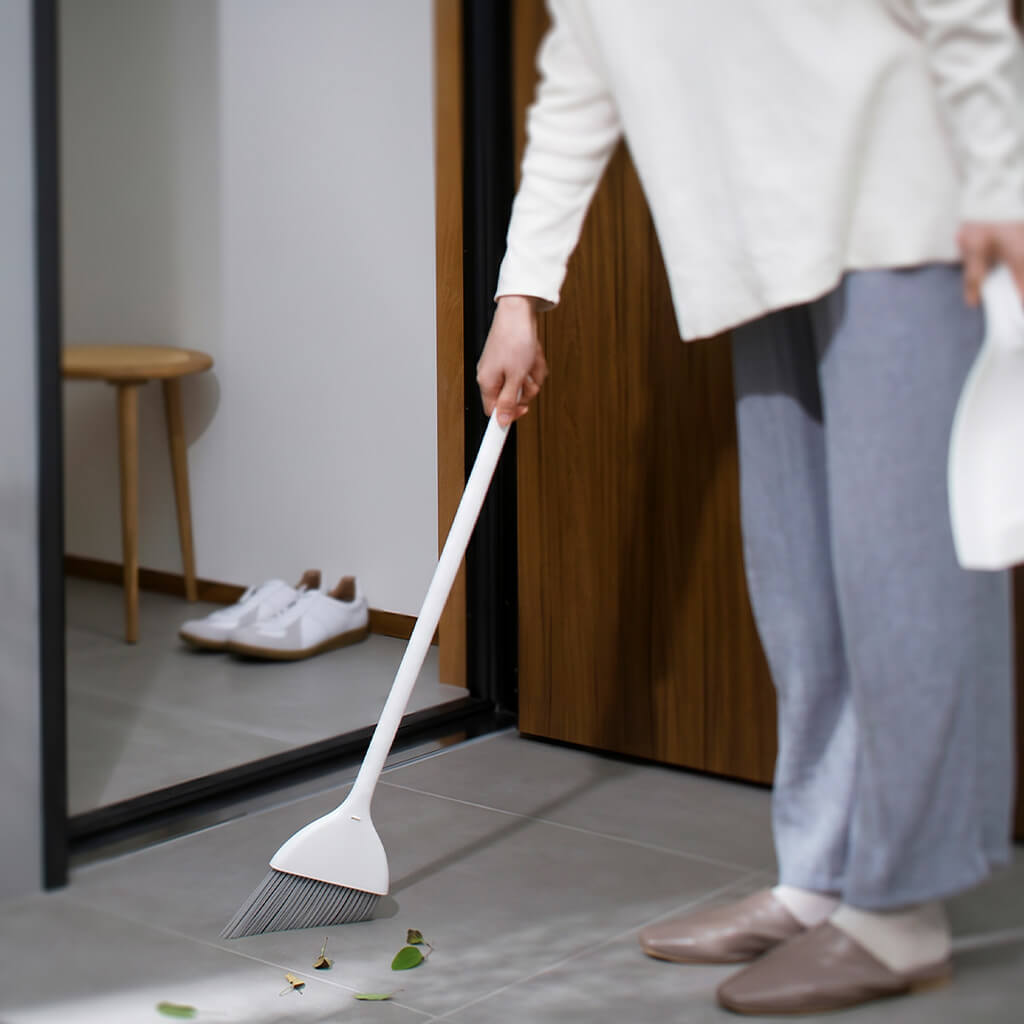 スリムに自立するほうき ちりとり