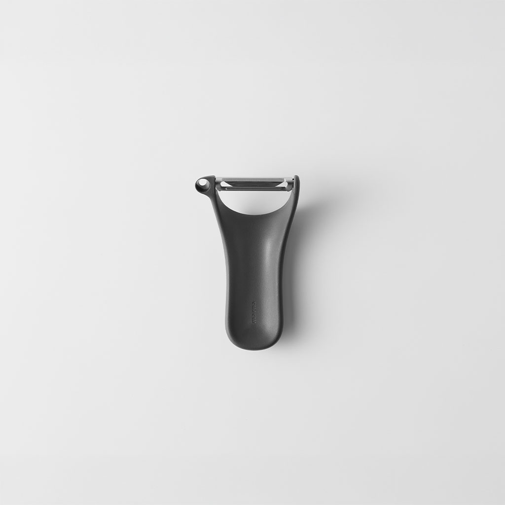 滑らかにむけるピーラー ダークグレー