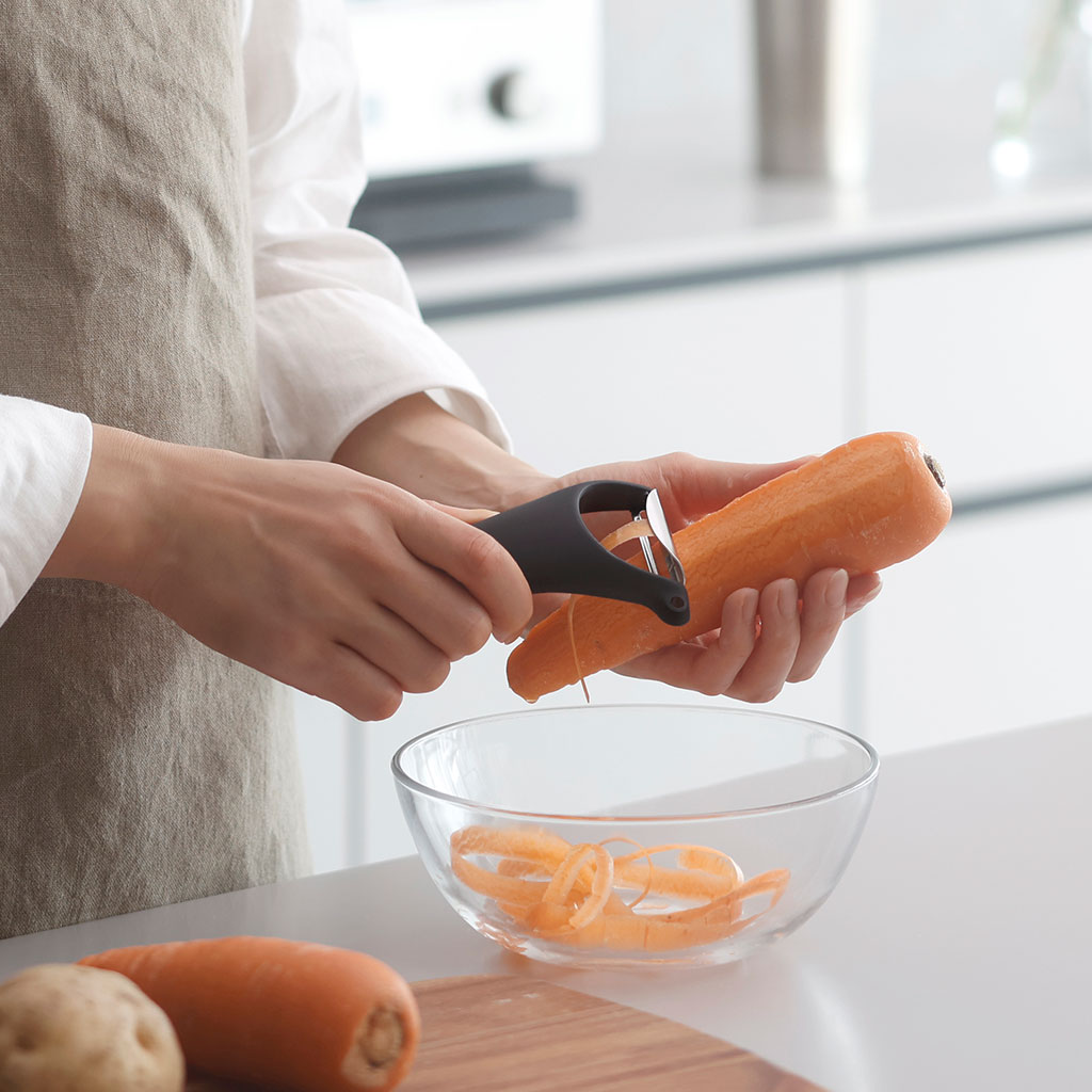 滑らかにむけるピーラー ダークグレー