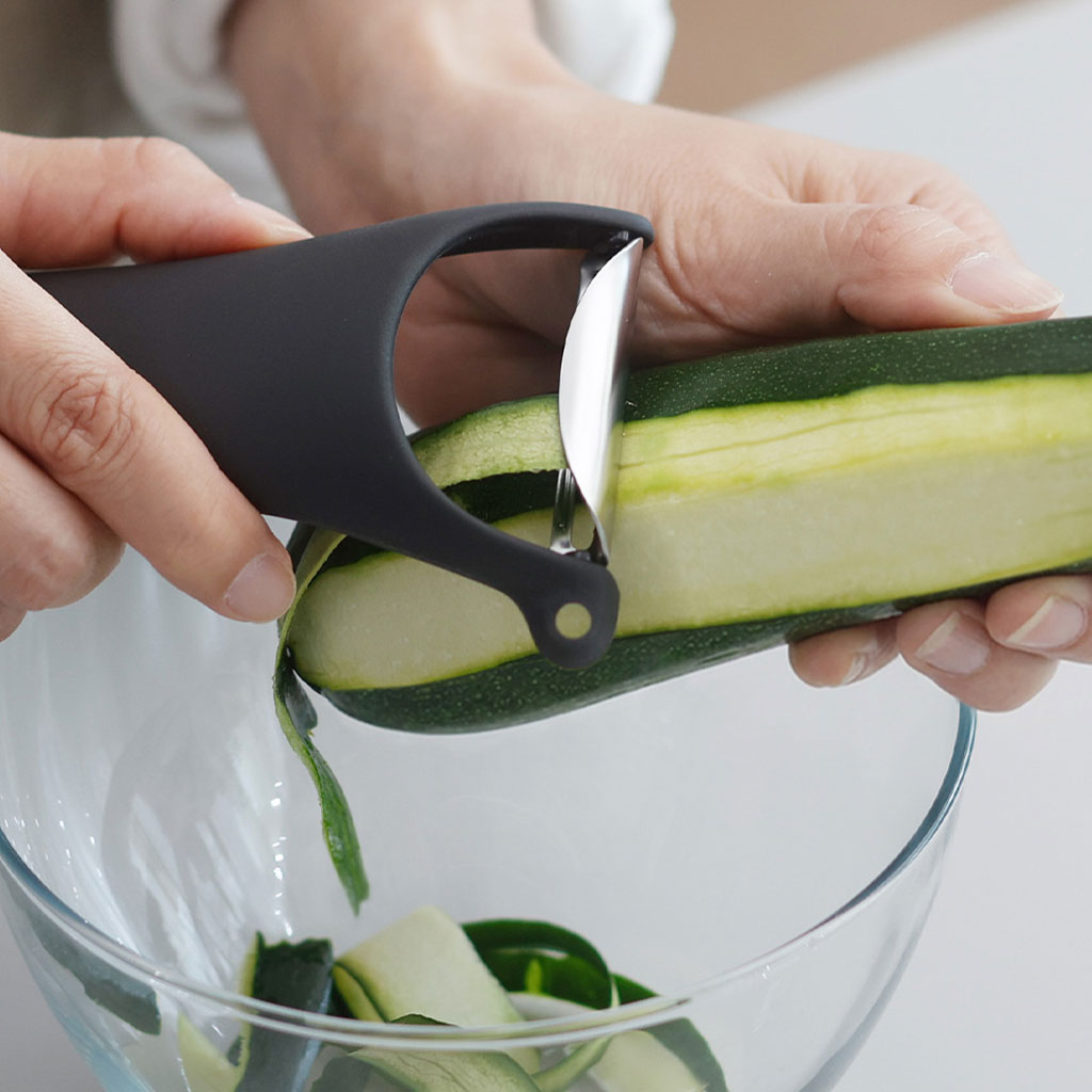 滑らかにむけるピーラー ダークグレー