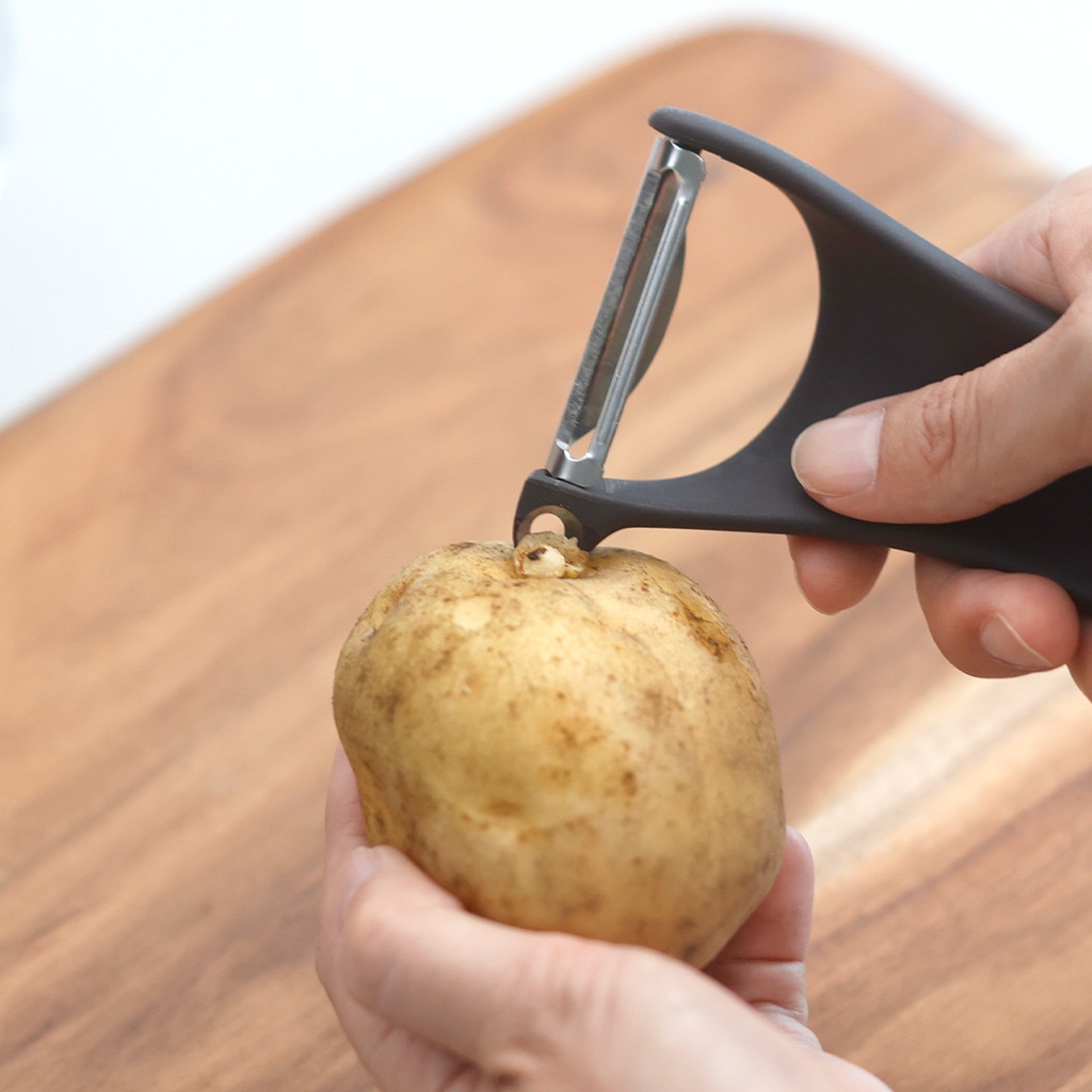 滑らかにむけるピーラー ダークグレー